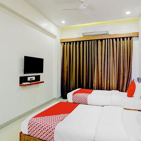 Valsad Oyo 77491 Hotel Shreenath מראה חיצוני תמונה