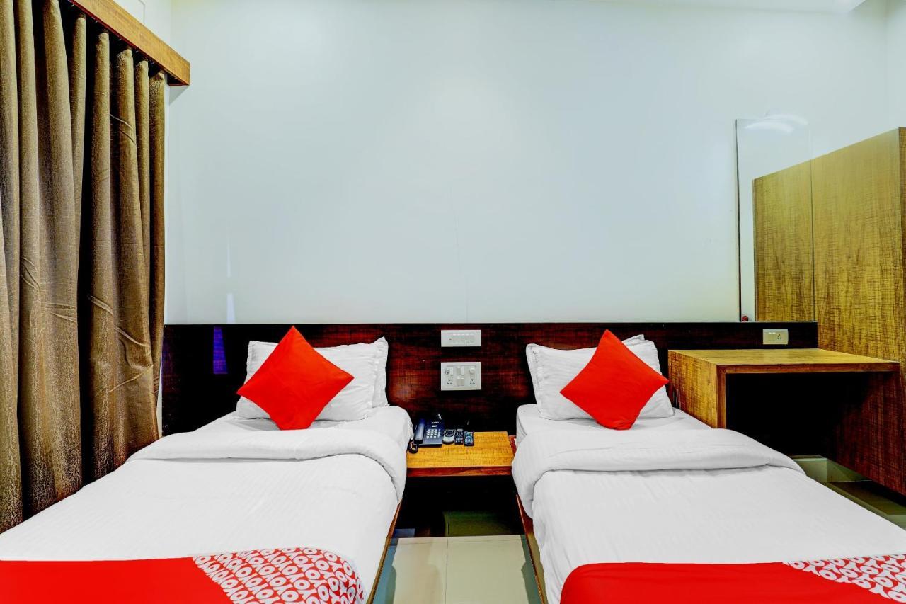 Valsad Oyo 77491 Hotel Shreenath מראה חיצוני תמונה