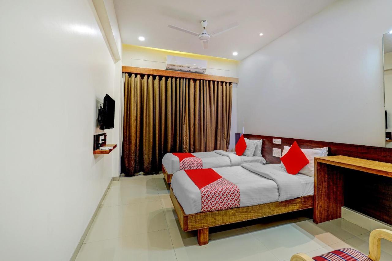 Valsad Oyo 77491 Hotel Shreenath מראה חיצוני תמונה