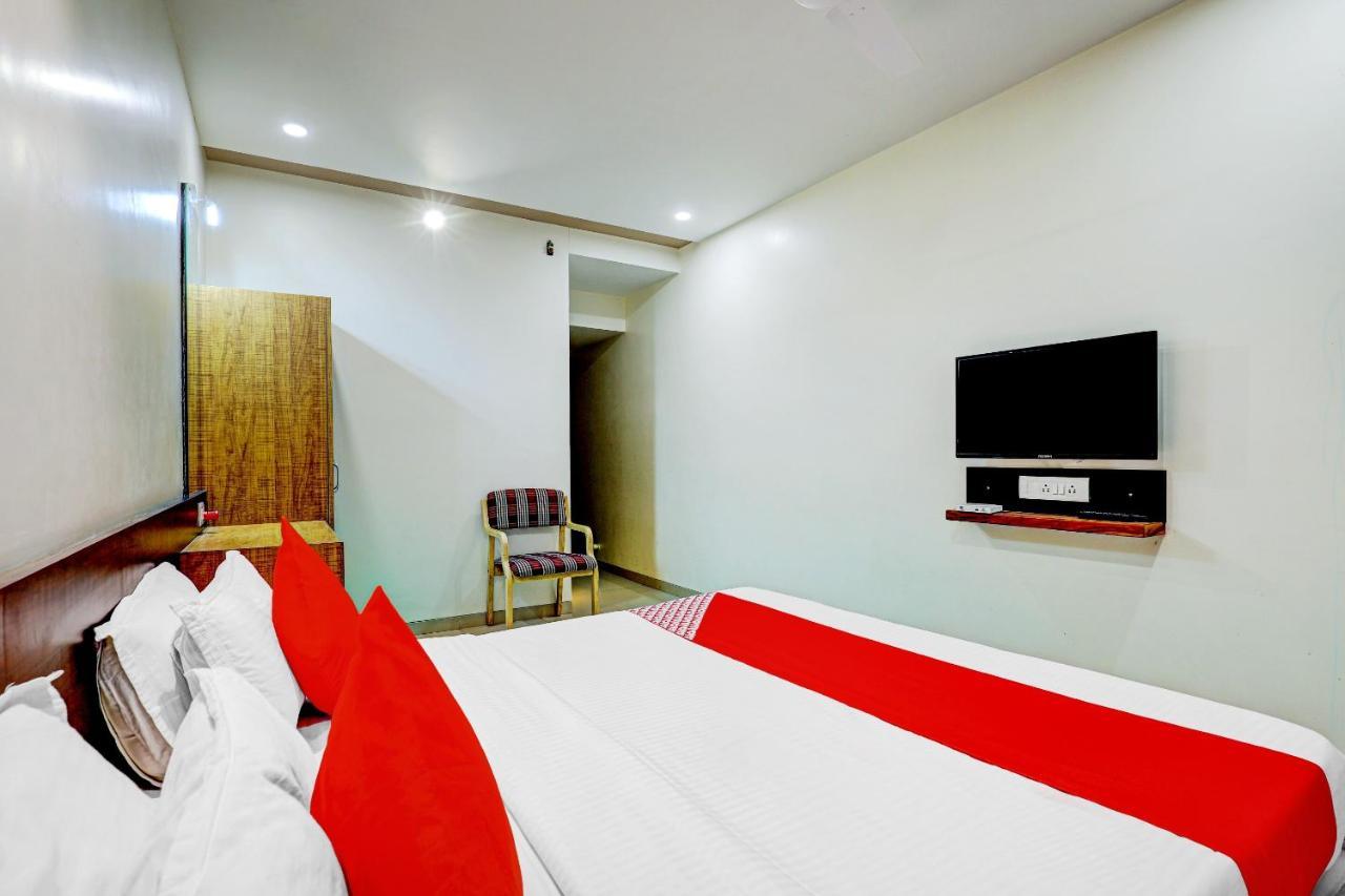 Valsad Oyo 77491 Hotel Shreenath מראה חיצוני תמונה