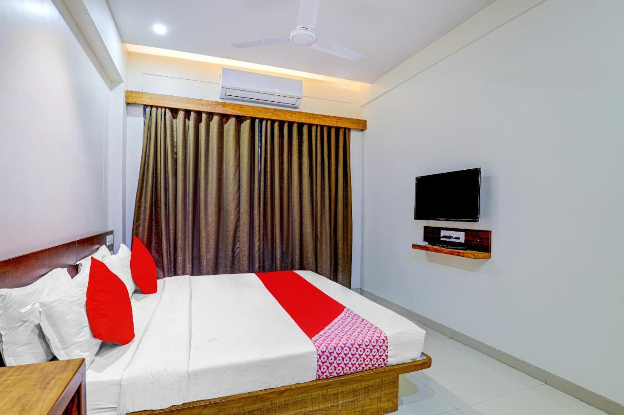 Valsad Oyo 77491 Hotel Shreenath מראה חיצוני תמונה